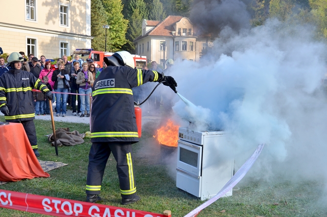 Gasilci so prikazali gašenje kuhinjskega požara